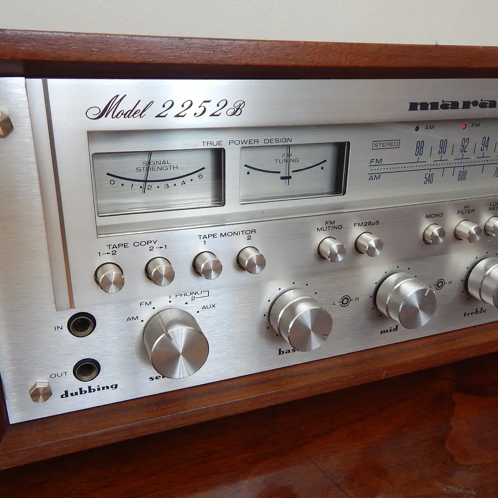 A Marantz 2252B stereo receiver with its silver face and wooden case.