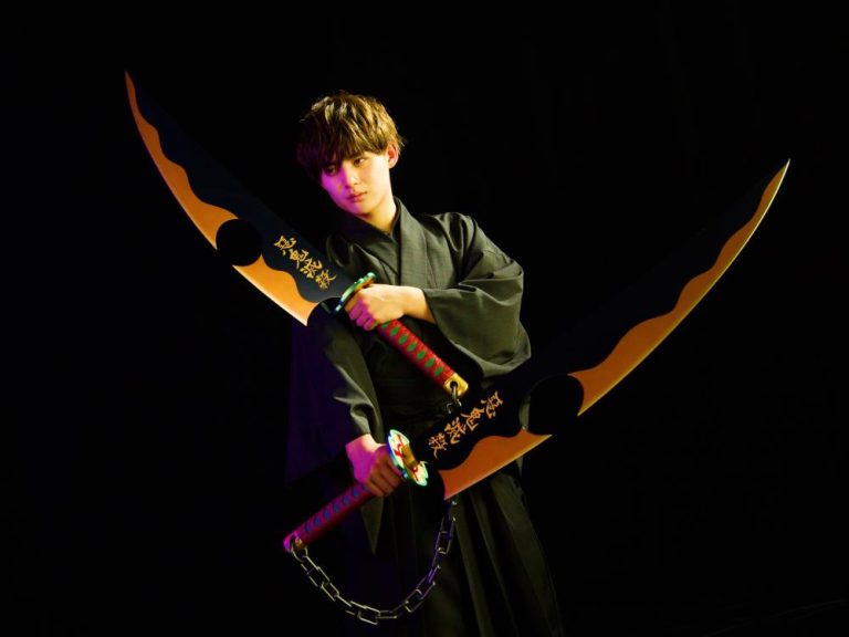 nichirin sword demon slayer kimetsu no yaiba (uzui tengen)